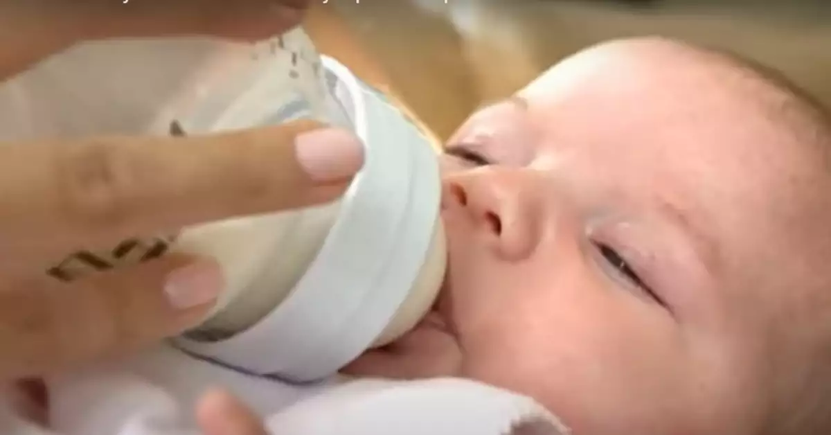 When Do Babies Start Holding Their own bottle : Water Bottles for Babies